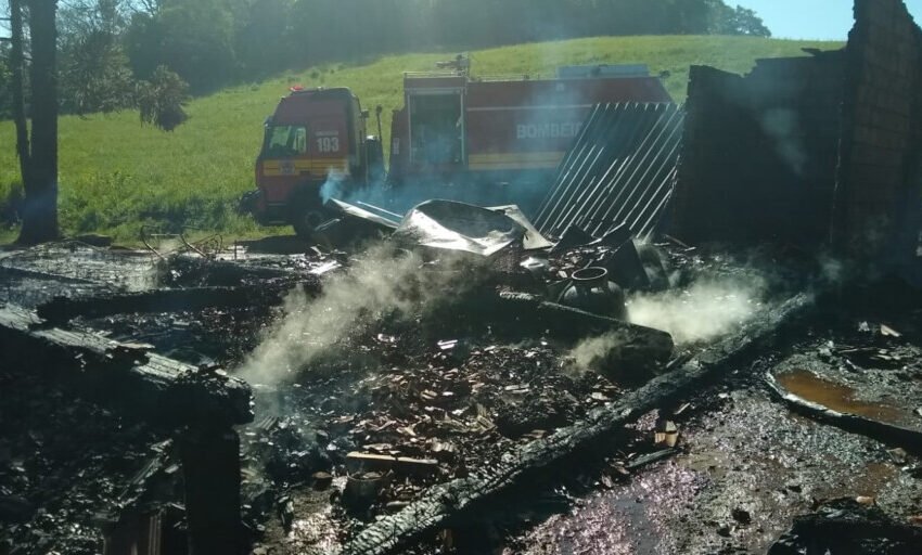  Incêndio destrói residência no interior de Guatambu, Oeste de SC