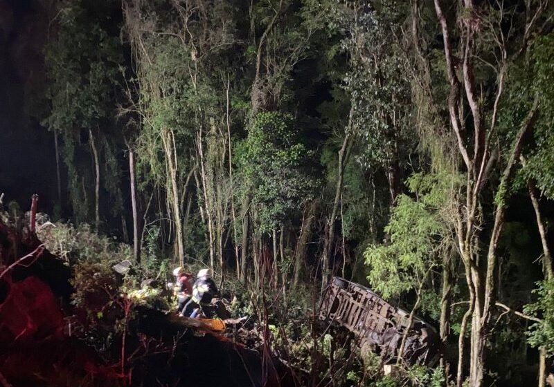  Acidente envolve van da banda Nave Som e deixa 10 feridos em SC