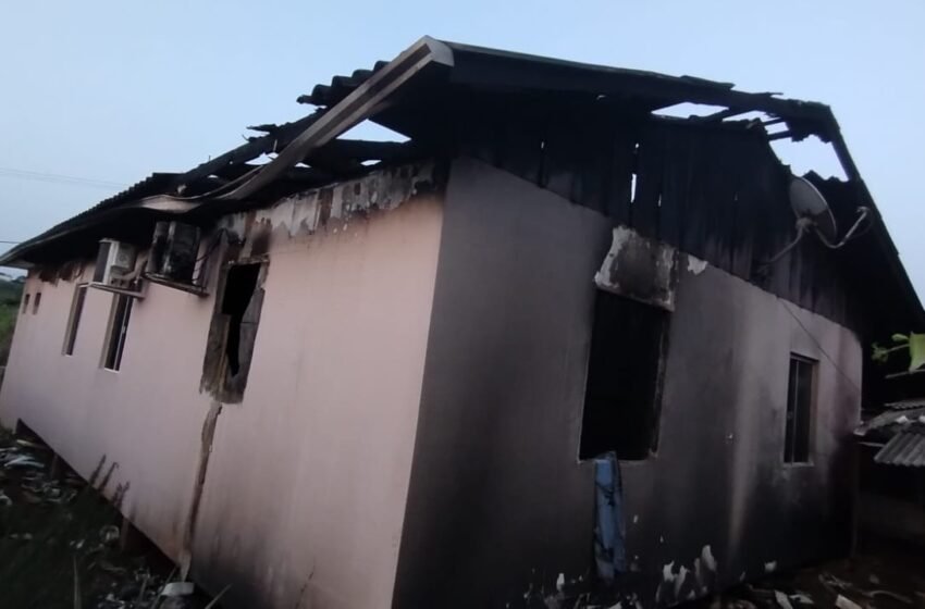  Incêndio em residência de Iporã do Oeste é registrado durante a madrugada