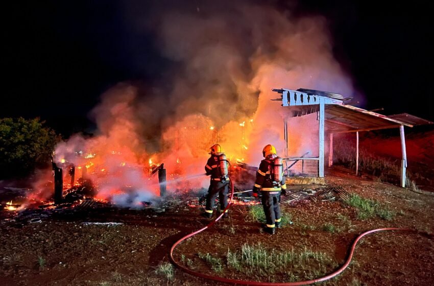  Incêndio destrói residência em São Domingos
