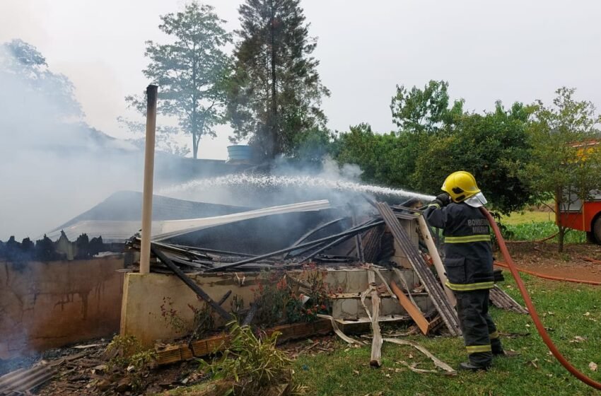  Incêndio destrói residência em Formosa do Sul