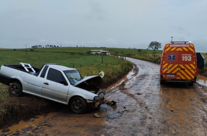 Colisão frontal entre carro e ônibus deixa duas vítimas em município do Oeste