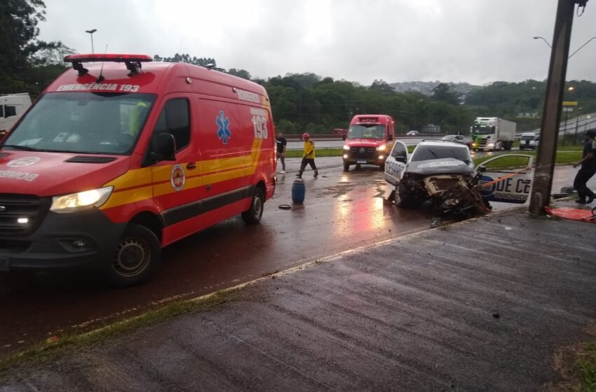  Acidente de trânsito: Saveiro colide com poste e mobiliza equipes de resgate