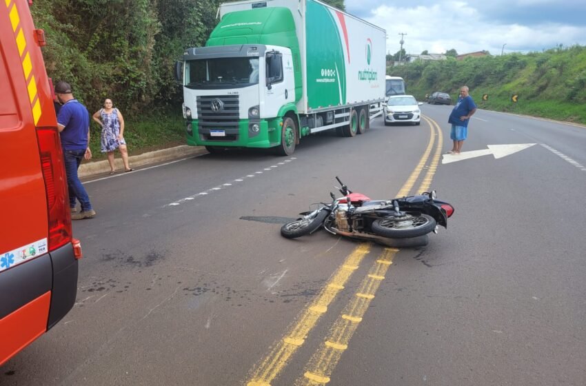  Colisão entre carro e motocicleta deixa dois feridos na BR-282, em Xaxim