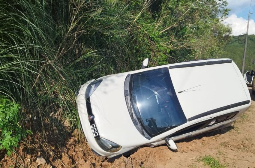  Bombeiros atendem acidente de trânsito com tombamento de veículo em Ponte Serrada