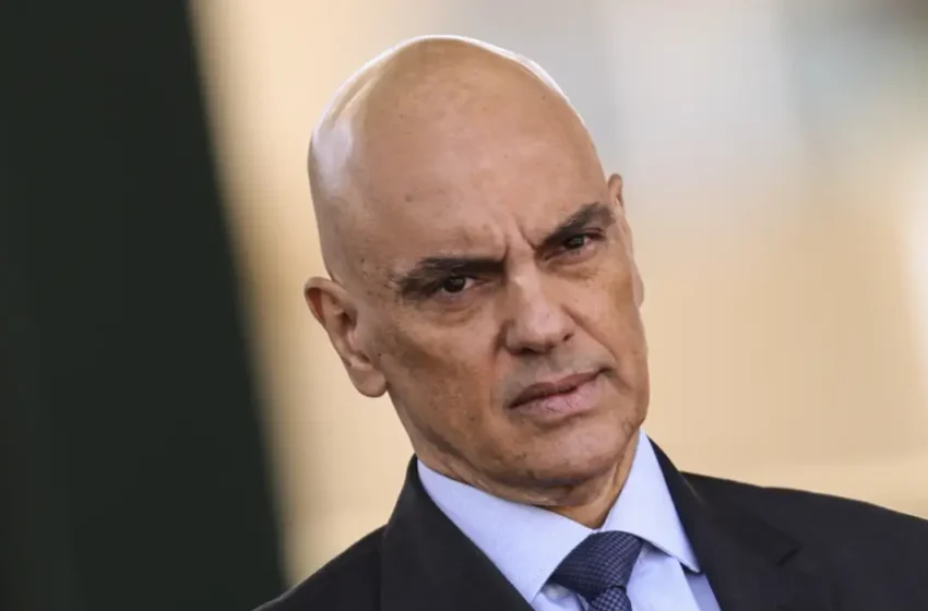  Ministro Alexandre de Moraes autoriza desbloqueio da rede social X no Brasil após pagamento de multa