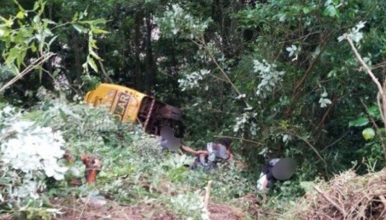  Micro-ônibus escolar despenca em ribanceira de 40 metros no Oeste