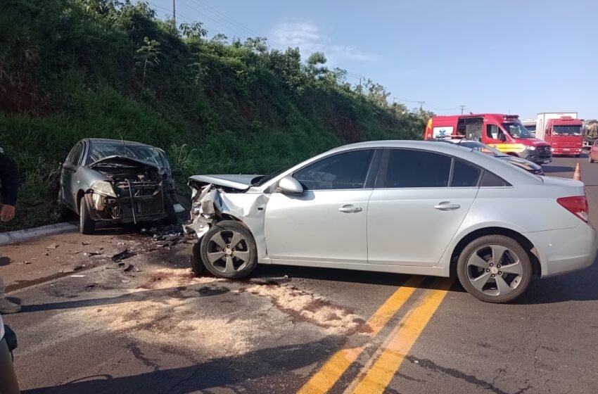  Acidente com três feridos em colisão entre veículos na BR-282 em Xanxerê