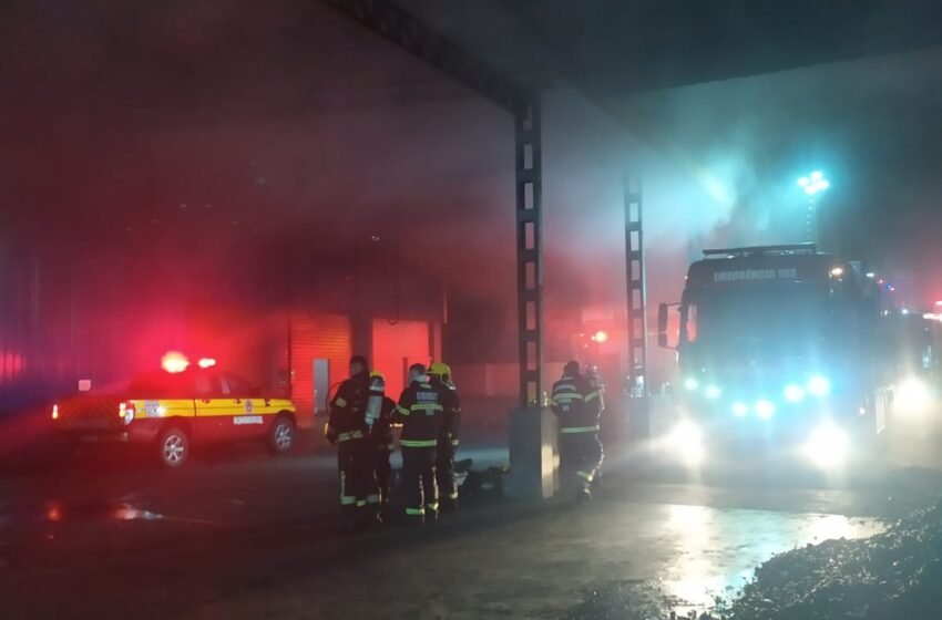  Incêndio em indústria de reaproveitamento de pneus mobiliza Bombeiros em Água Doce