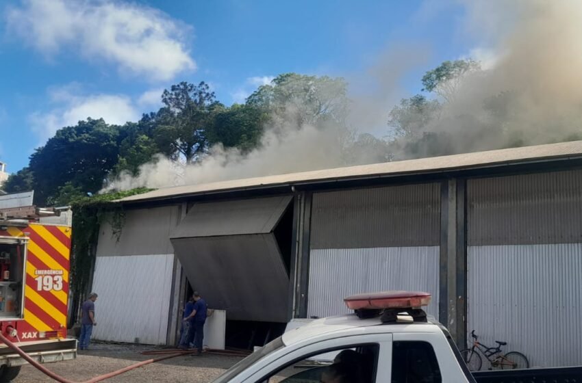  Incêndio em oficina mecânica em Xaxim mobiliza bombeiros de três cidades