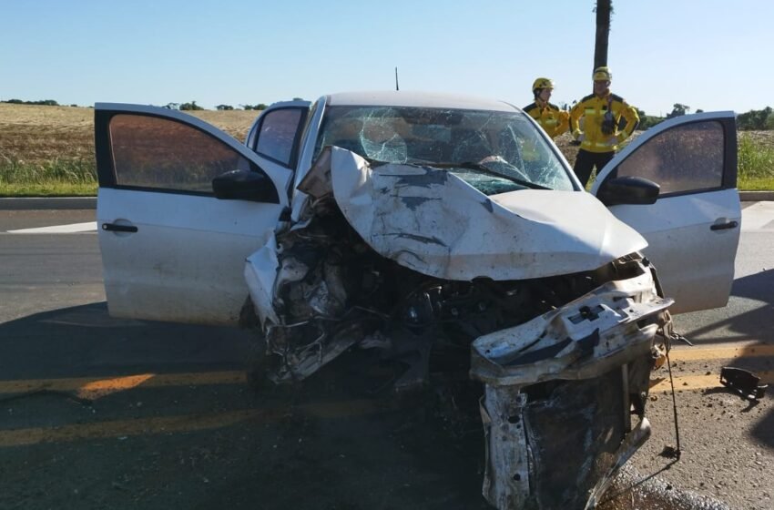  Acidente na BR-282 em Vargeão envolve saída de pista e colisão com árvore