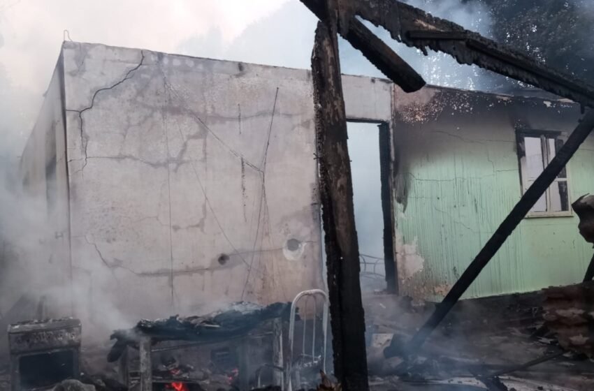  Incêndio consome residência na madrugada de hoje (10)