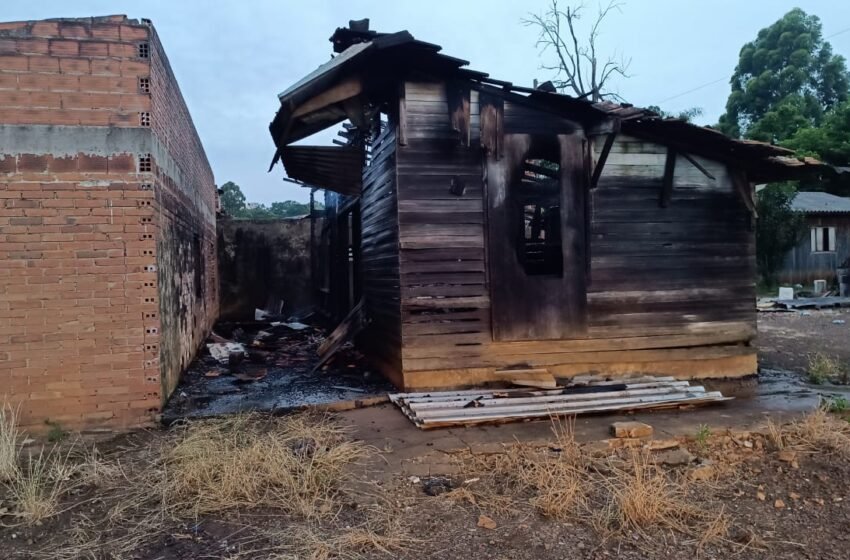  Incêndio destrói residência de madeira em Chapecó