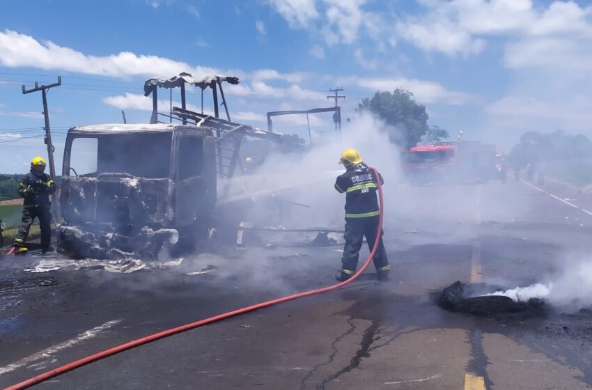  Caminhão é consumido por incêndio na SC-157, em São Lourenço do Oeste