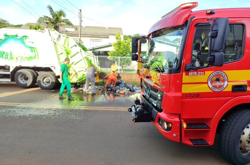  Corpo de Bombeiros combate incêndio em caminhão de coleta de lixo