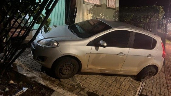 Veículo colide com portão de residência em Xanxerê