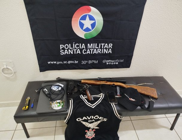  Faxinal dos Guedes – Polícia Militar recupera notebook e armas durante prisão de suspeito de furto qualificado