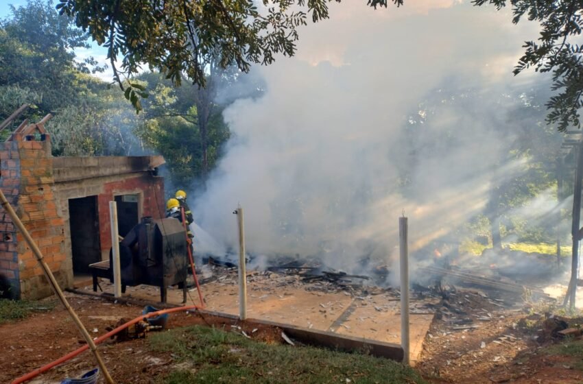  Incêndio destrói casa no bairro Bela Vista, em Xanxerê