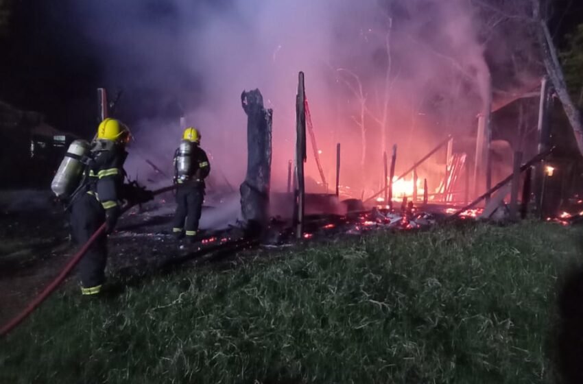 Incêndio destrói galpão com materiais agrícolas em Ipuaçu
