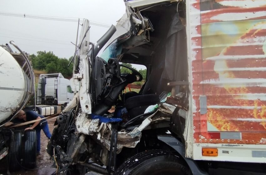  Acidente próximo a curva da melancia deixa motorista preso às ferragens