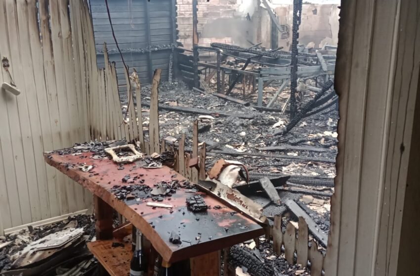  Incêndio em residência mobiliza bombeiros durante a madrugada em São Domingos