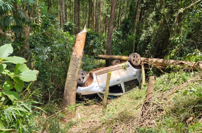  Grave acidente na SC-156 envolve saída de pista e capotamento com vítima ejetada do veículo