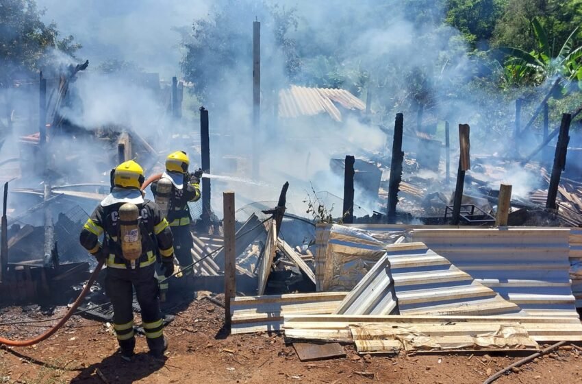  Incêndio atinge galpão em área rural de município do Oeste