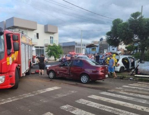  Acidente de trânsito envolvendo três veículos deixa dois feridos no centro de Xanxerê