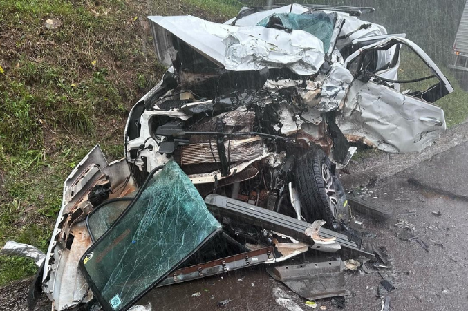  Duas mortes na BR-282: caminhonete invade pista contrária e colide com caminhão