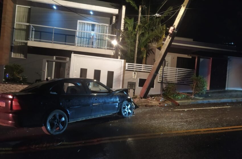  Condutor colide carro em poste e recusa atendimento em Xanxerê