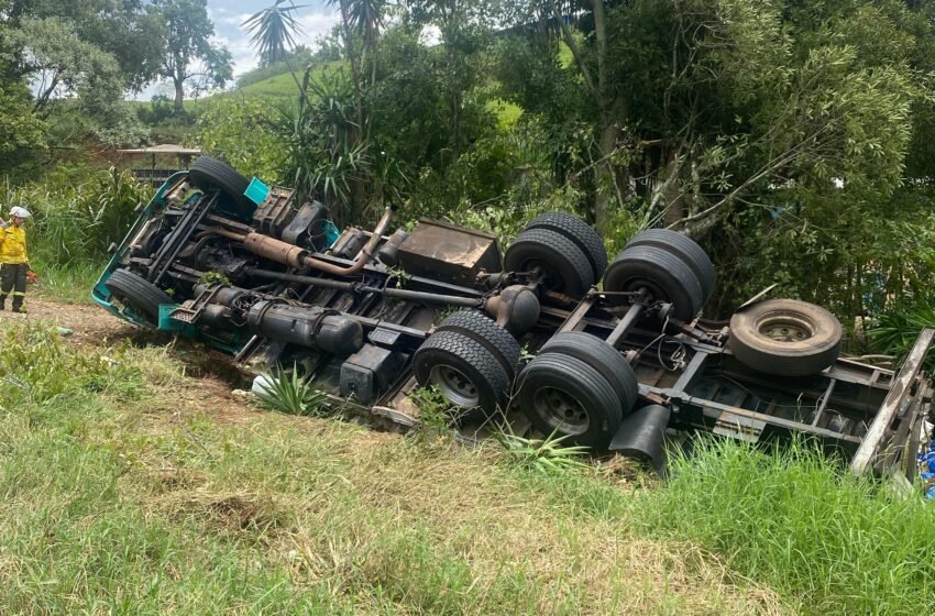  Caminhão capota após sair da pista na SC-155, em Seara