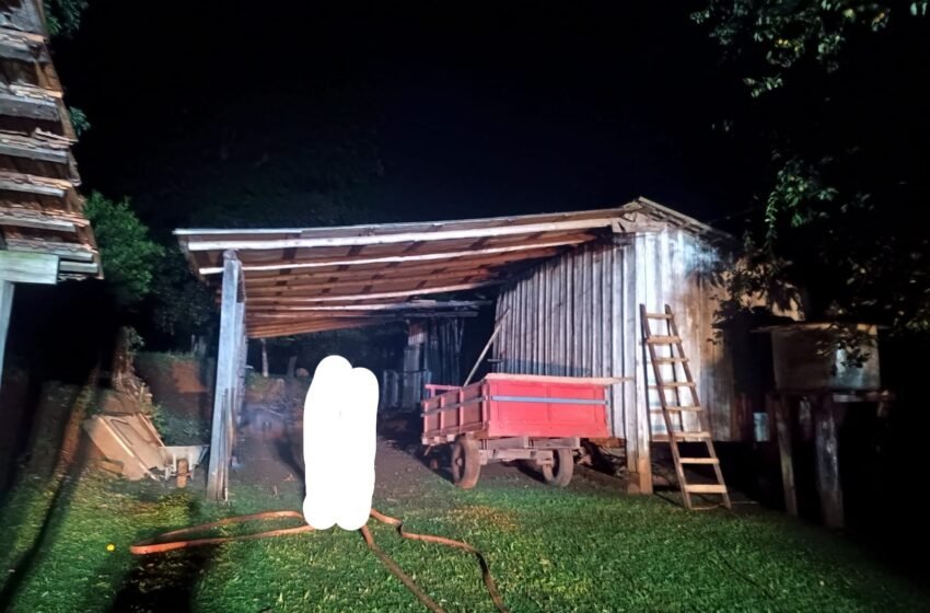  Incêndio atinge galpão em Xaxim; bombeiros controlam chamas e salvam 90% da estrutura