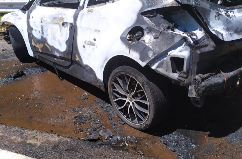  Carro pega fogo após colisão com carreta na BR-282