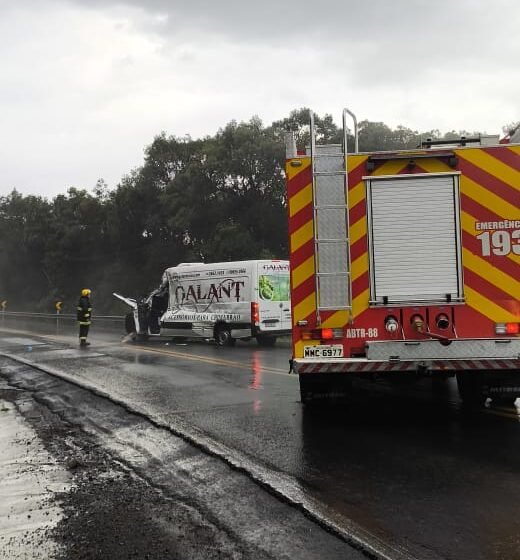  Motorista de van fica gravemente ferido em colisão com caminhão na BR-282