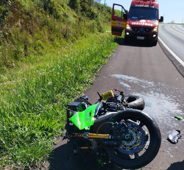  Motociclista sofre saída de pista na BR-282 em Vargeão e é transferido para hospital em Xanxerê