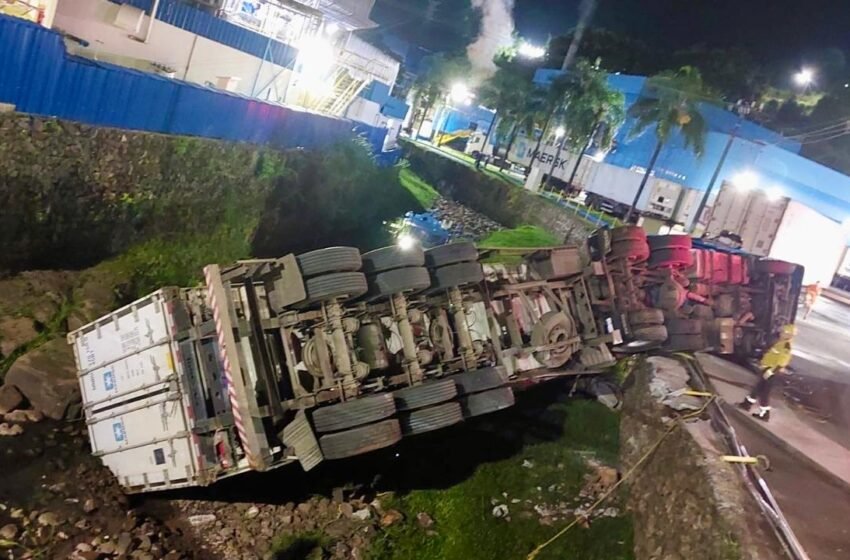  Motorista morre após carreta tombar sobre ele em Seara