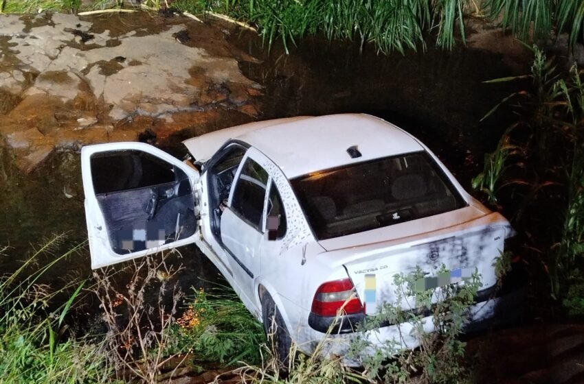  Carro sai da pista e cai em rio durante a madrugada
