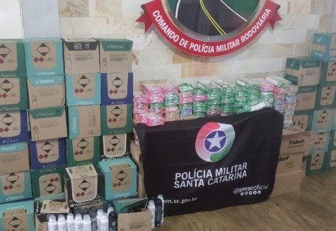  Polícia apreende carga de desodorantes e gomas de mascar sem nota fiscal em Palmitos